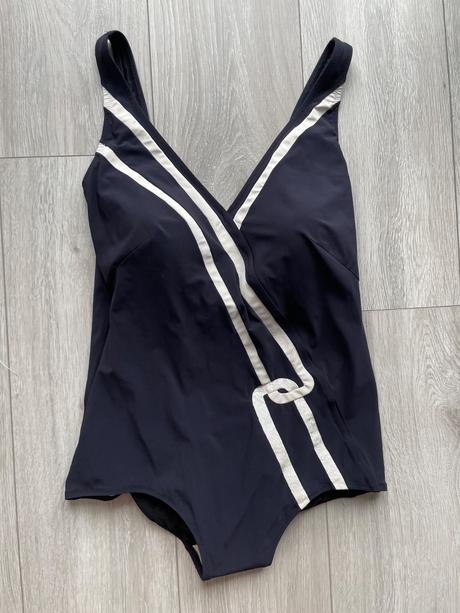 Nádherné plavky channelovského vzhľadu, xl