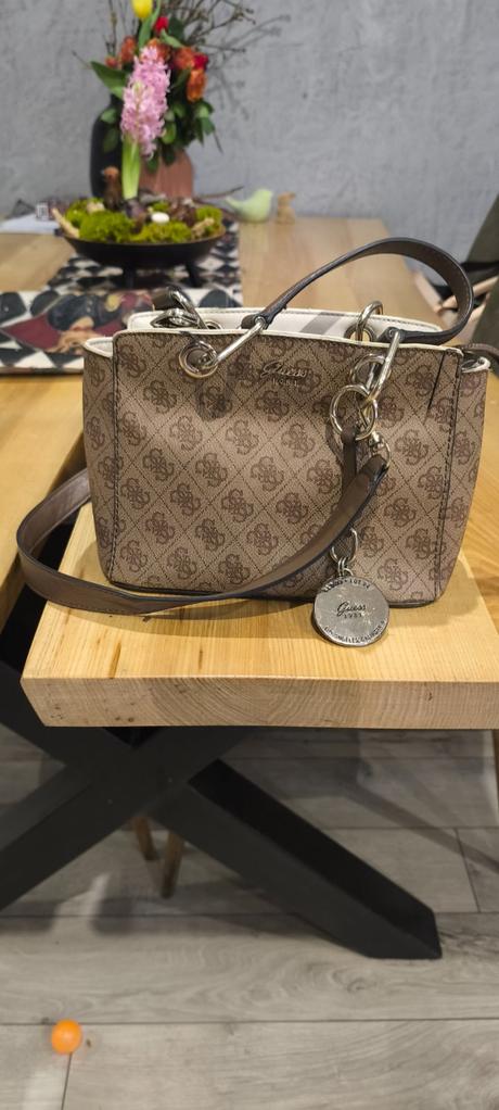 Kabelka guess, guess