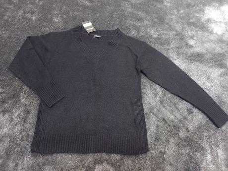 Jednoduchy cierny sveter do v v.38, 38