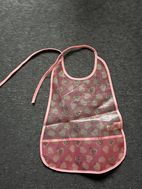 Podbradnik zachytávajúci jedlo minnie, 