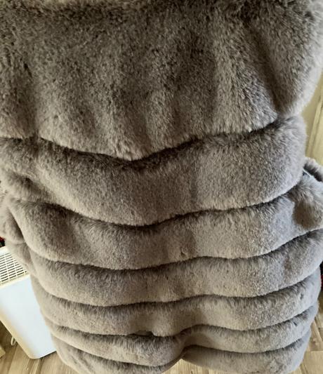 Kožušinová vesta darujem k nákupu, 