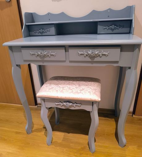 Predám kozmetický stolík so zrkadlom, 