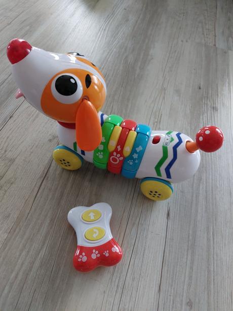 Psík na diaľkové ovládanie so zvukmi, 