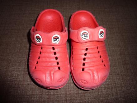 Crocsove topanocky, 27