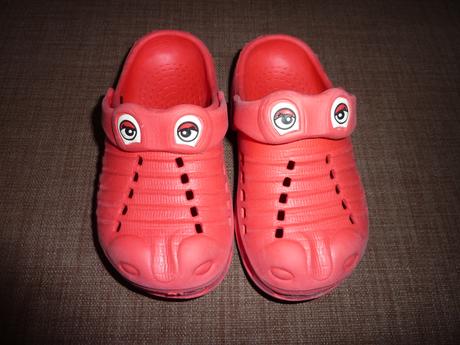 Crocsove topanocky, 27