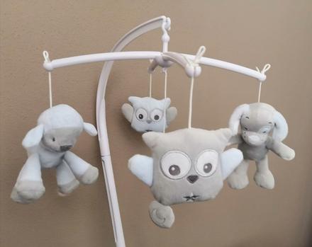 Kolotoč nad postieľku,