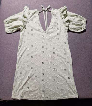 Letné šaty s madeirovou výšivkou, s