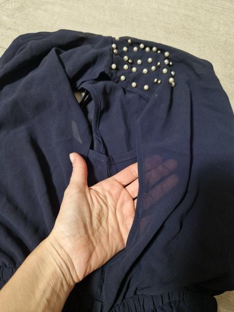 Šaty s perličkami, s