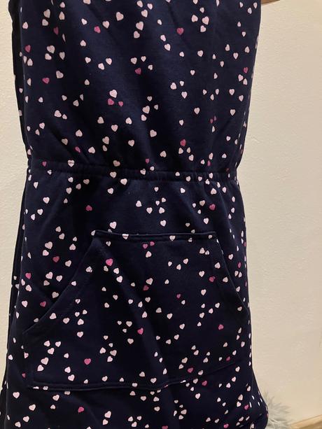 Dievčenské tmavomodré šaty so srdiečkami,8-9 r., original marines,128