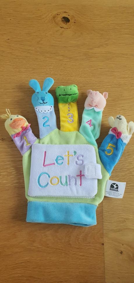 Prstove postavicky s knizkou na vyucbu cisiel v an, 