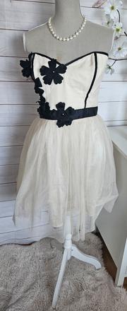 Krásne zaujímavé tylové šaty, m