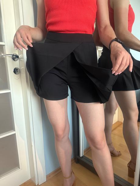 Čierne sukňo-šortky, s