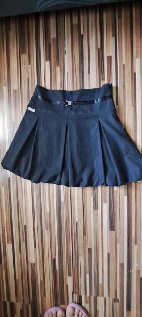 Tmavosivá sukňa, 134