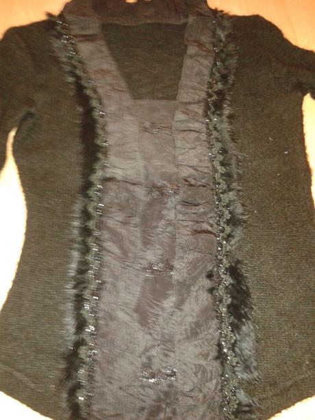 Cierny sveter s flitrami a kozusinkou, s