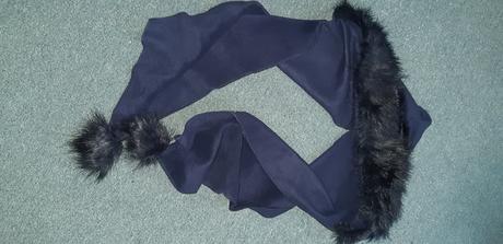 Kapucňa so šálom, 