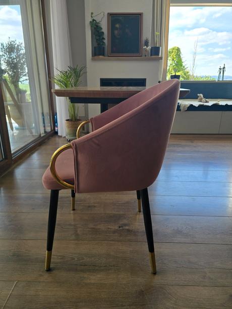 Rozkladací stôl + 5 sivých a 1 ružová stolička, 