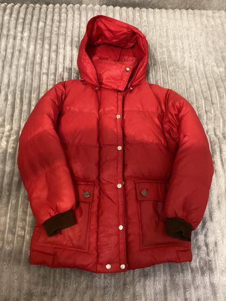 Červená hrubšia bunda s poškodením, m