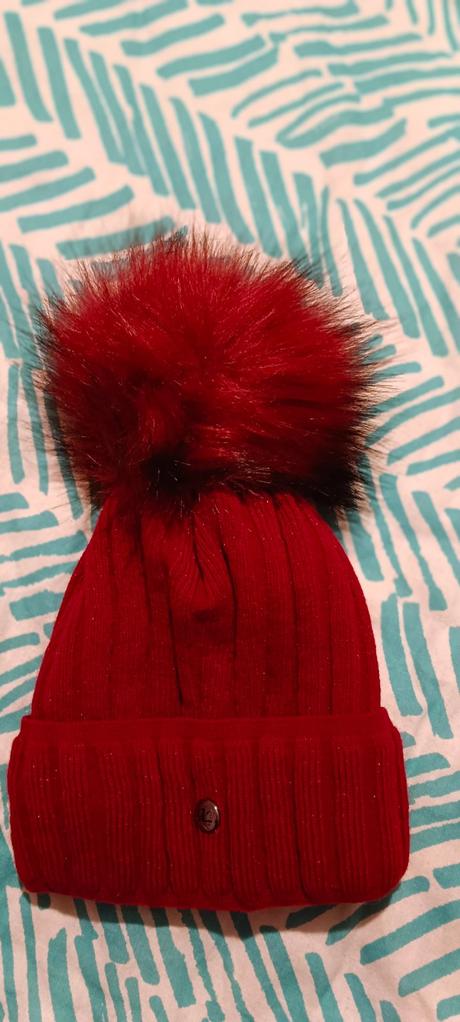 Bordova ciapka s krasnym brmbolcom,