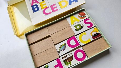 Retro drevená skladačka 'veselá abeceda',