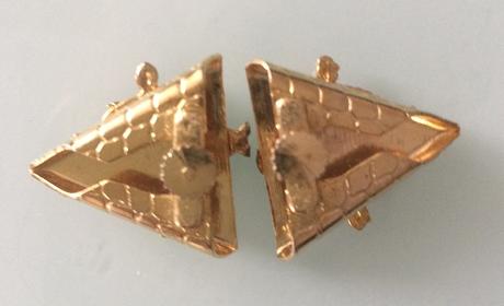 Zlaté gombíky na límec, 