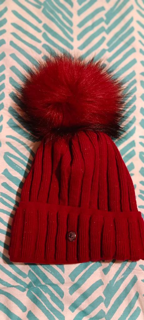 Bordova ciapka s krasnym brmbolcom,