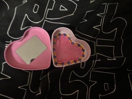 Kovová krabička s zrkadlom, 