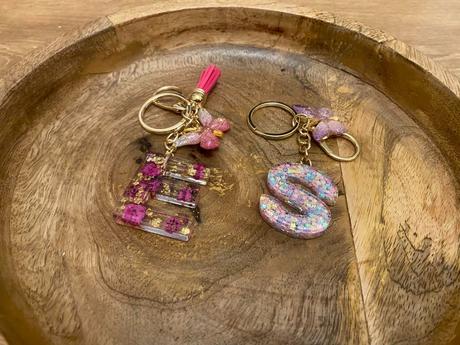 Ručne vyrobené živicové kľúčenky, 