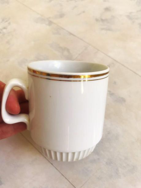 Porcelánový starý hrnček, 