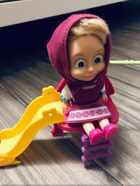 Máša so šmýkačkou, 