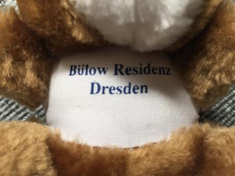 Maly plysovy medvedik suvenir z hotela v dresden,