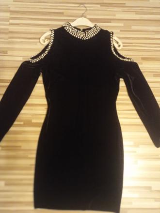 Cierne zamatove saty s perlami, l