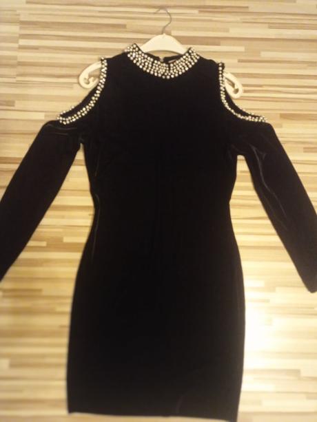 Cierne zamatove saty s perlami, l