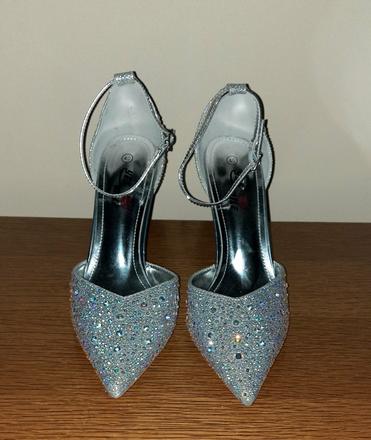 Predám krásne strieborné lodičky s kryštálikmi veľ, 40