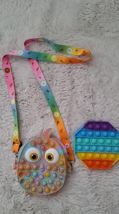 Kabelka a hra pop it,