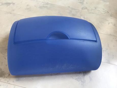 Vyklápací plastový chlebník, 