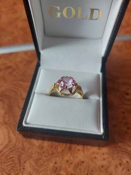 Zlatý prsteň s ružínom, 