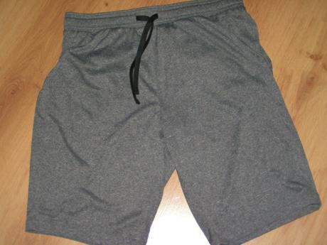 Tenké rýchloschnúce šortky, 48