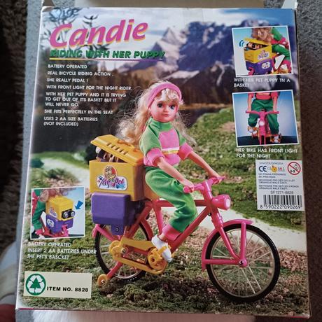 Vintage bábika na bicykli,