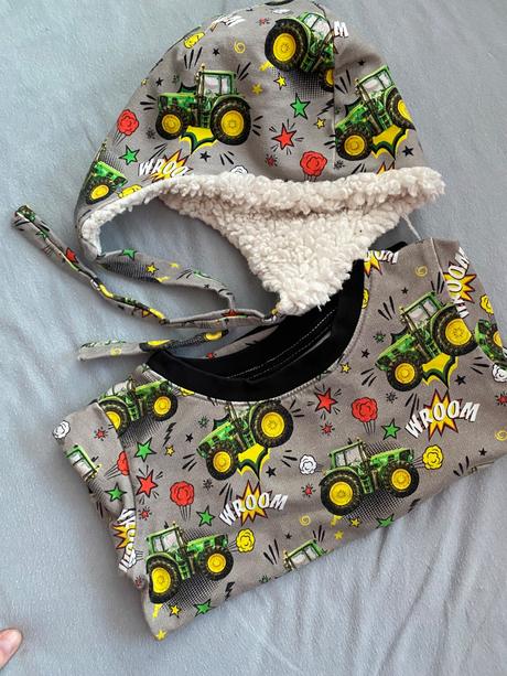 Svetrik traktor a čiapka johndeere, 80