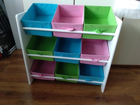 Regál s látkovými košíkmi, 