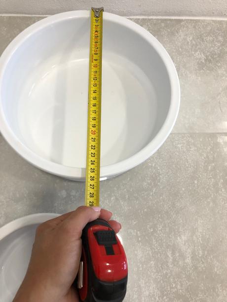 Biele keramicke kvetinace,