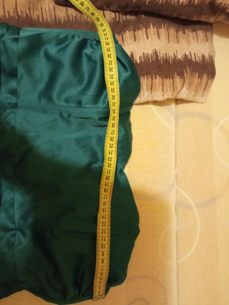 Smaragdovo zelene saty, m