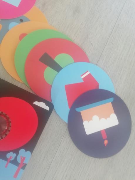 Kontrastna kniha s hrkalkou a karticky, 