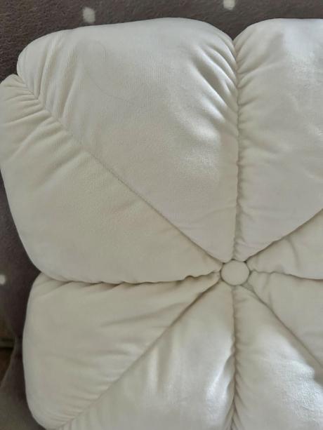 Krémový dekoračný vankúš v tvare štvorlístka, 