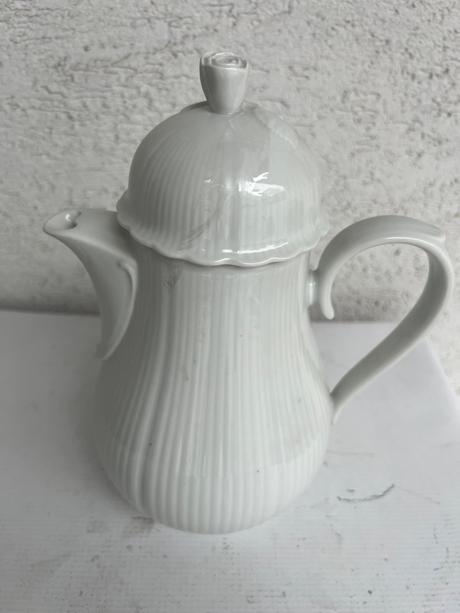 Elegantny cajnik s ruzou ruze ruza biely znaceny, 