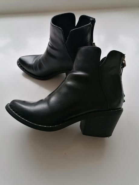 Čierne členové topánky, 36