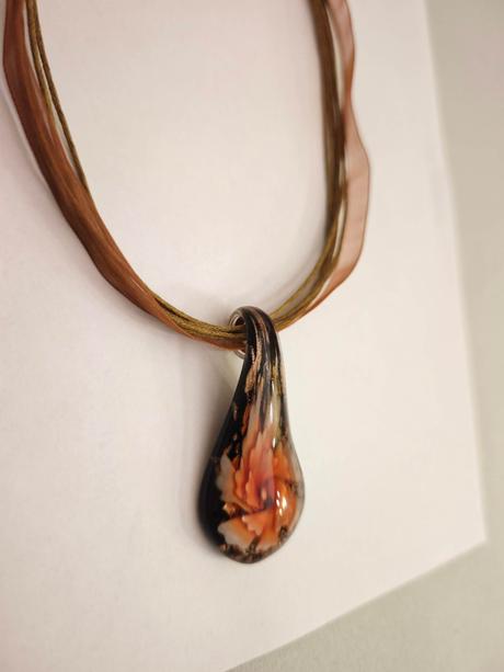 Náhrdelník s originálnym umeleckým príveskom, 