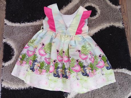 Šaty s plameniakmi, 104