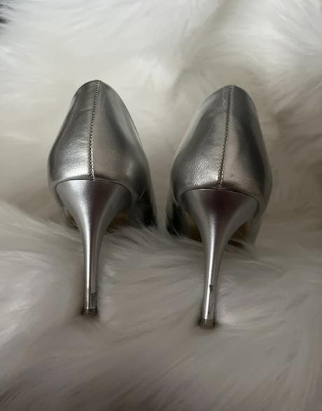 Strieborné lodičky, 35