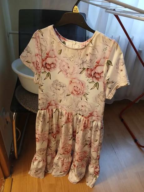 Ľahké kvietkované šaty aj na príležitosť, 158